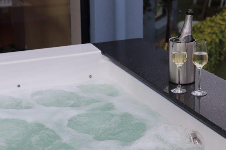 Beach House Pool/Spa St Leonards