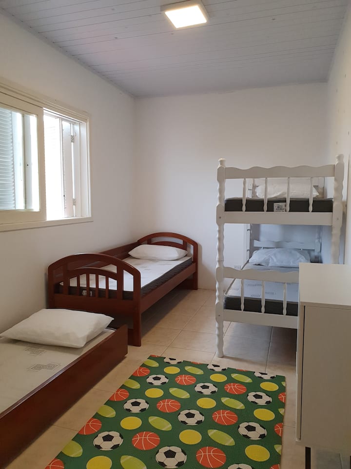Dormitorio 3 = 4 camas individuales.
