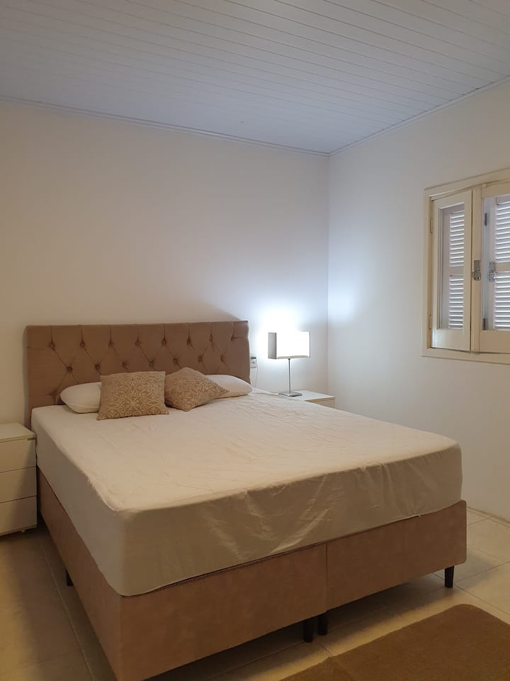 Dormitorio 1 = Cama queen Box, con colchón  de muelles de bolsillo de la línea Premium Ortobom.
La habitación  está súper ventilada, tiene un balcón con vistas al mar y una ventana en la parte trasera. 