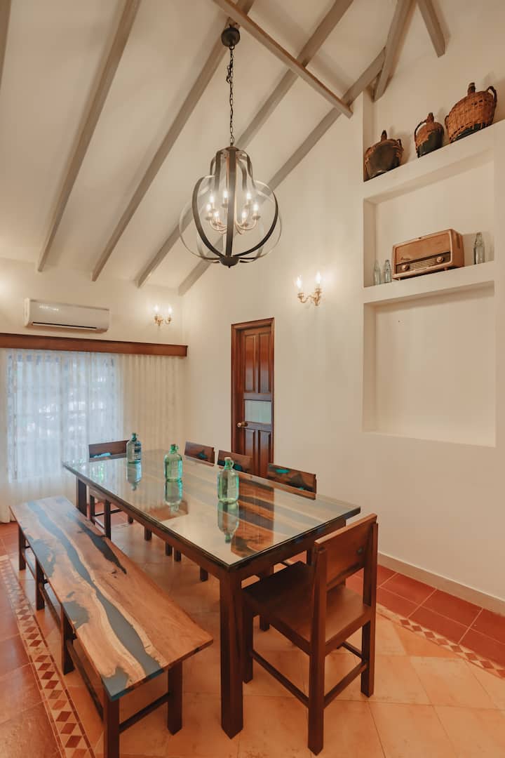 Dinning room with a large 8 seater dinning table.