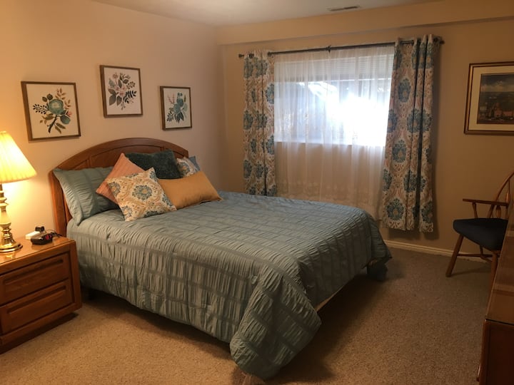 Спалня 2 удобно обсипани с скрин, килер и двойно легло.