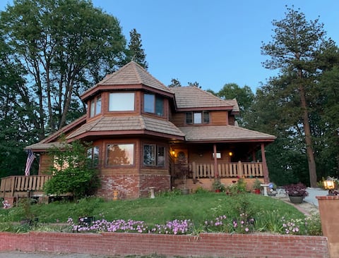 Top Airbnb: Mountain Cabin - Level Entry - Hot Tub - Games in Running Springs
