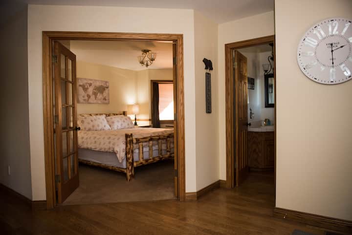 Dhomë gjumi në katin e parë me 3/4 banjë ngjitur 