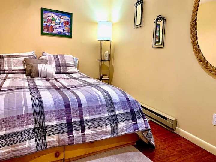 Спалнята на долния етаж без прозорец. Тази стая е много уединена и тиха