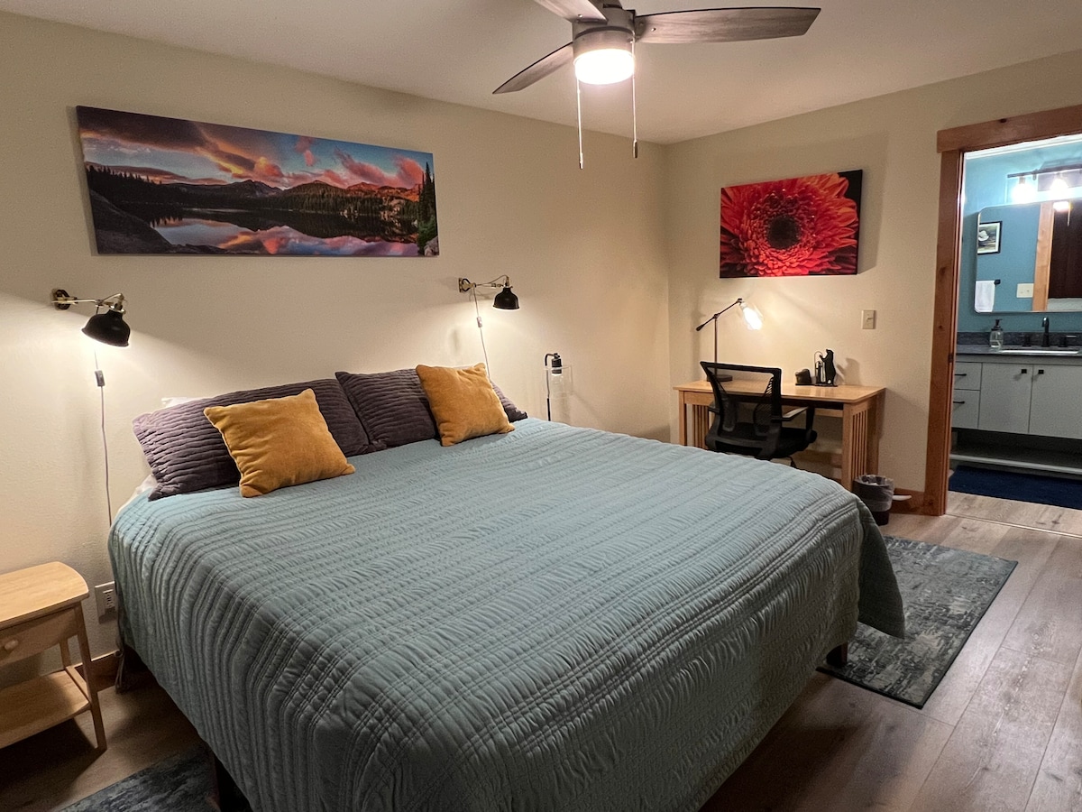 מיטת קינג סייז עם חדר רחצה צמוד ונוף להר רויאל מהמיטה.