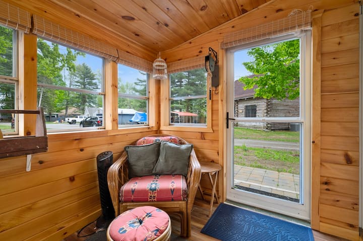 Adirondack Oak Porch. Mahali pazuri pa kupumzika na kuhisi upepo wa ziwa 