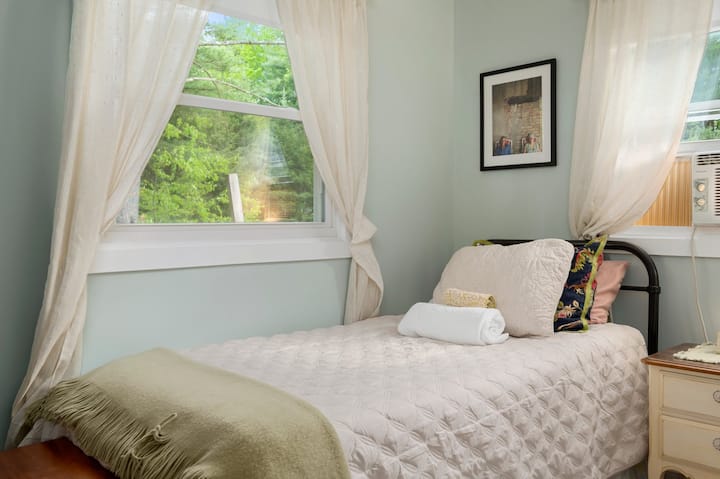 Twin Bedroom. Hivi karibuni re-modeled.