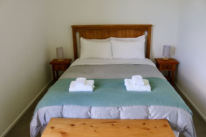 غرفة النوم الأولى (الملكة) - الطابق السفلي 