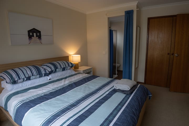 سرير 1 - 1 × سرير حجم وسط بالإضافة إلى حمام داخلي