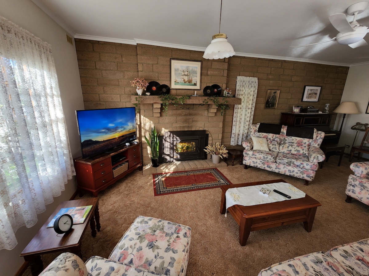 Top performing Airbnb: The Grove Cottage, Walk to Lock & Trail Of Lights. in Mildura