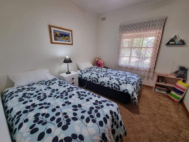 Chumba cha tatu cha kulala na vitanda viwili vya mtu mmoja.