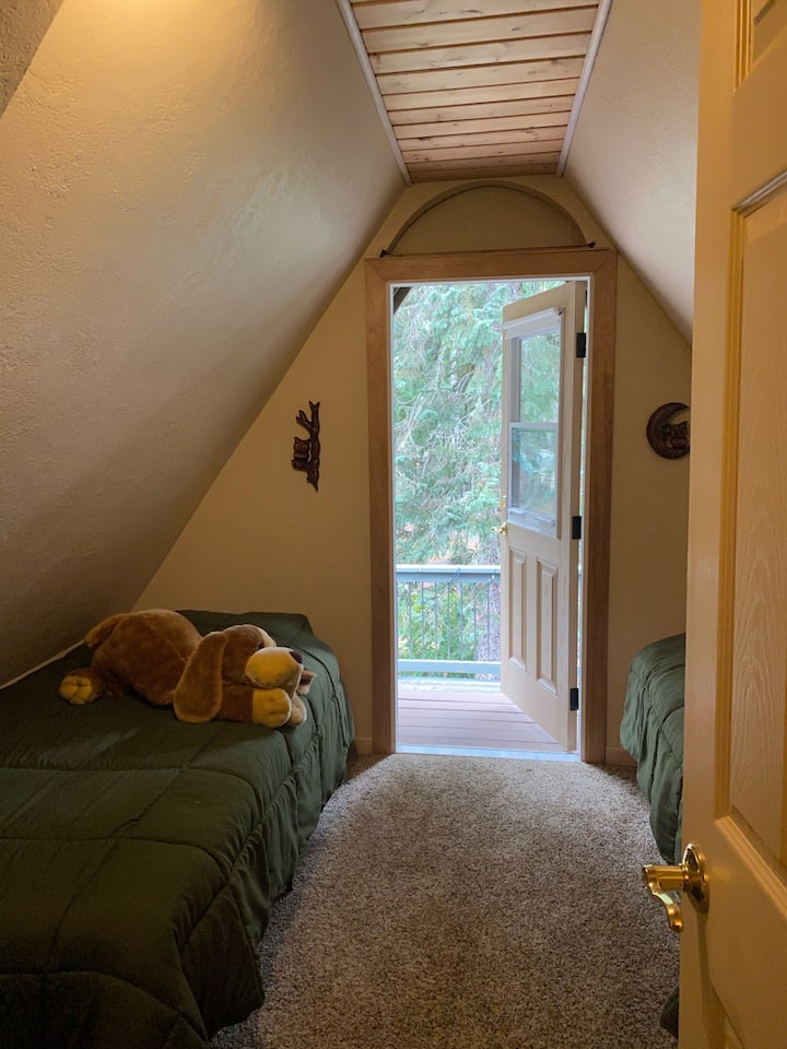 3rd bedroom (two twins, opens out to balcony)