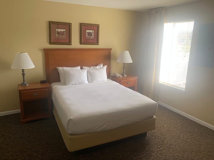 Das Schlafzimmer im Obergeschoss verfügt über ein komfortables Queensize-Bett. Die Betten werden gemacht und erwarten Sie!