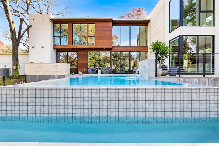 Gated Urban Architectural Masterpiece – NO PARTIES