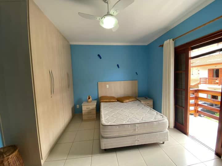 סוויטה כחולה עם ארון מיזוג אוויר ומאוורר 