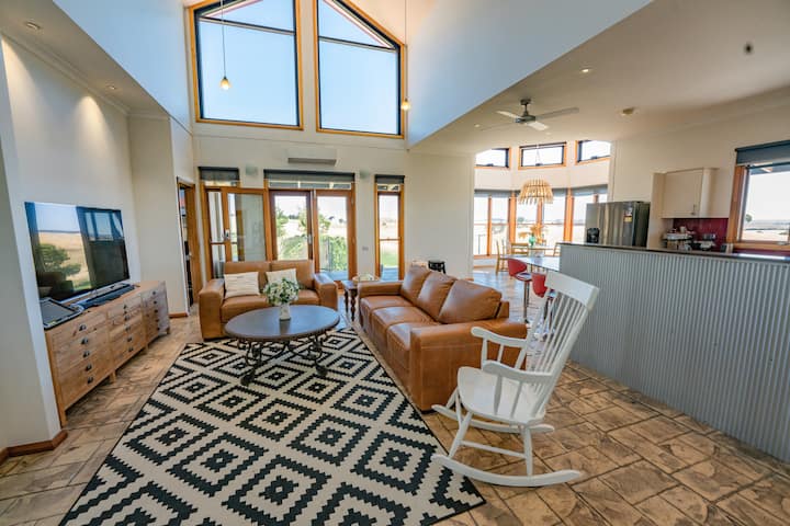 Luxurious Country Estate: 6 Br, 5.5 Bathroom - Canberra