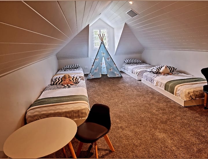 غرفة علوية تضم 4 أسرة فردية