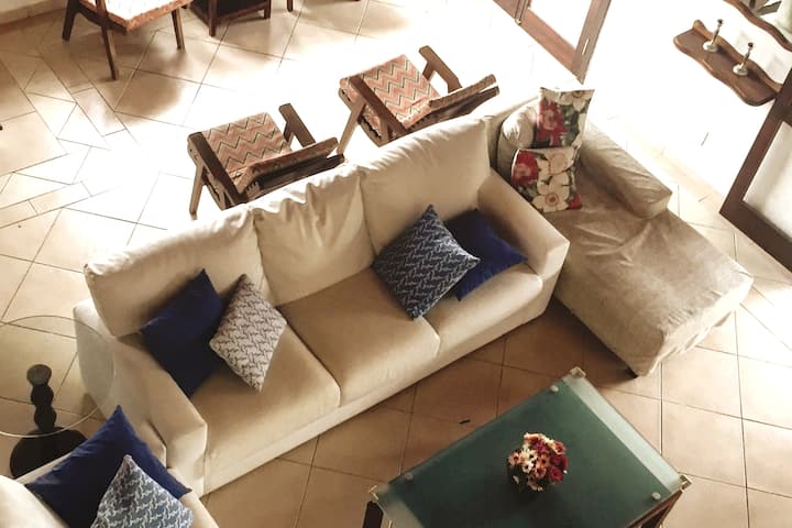 主卧配有舒适的沙发和扶手椅，营造轻松的氛围。  

这个环境还配有50英寸的智能电视和家用无线网络。 