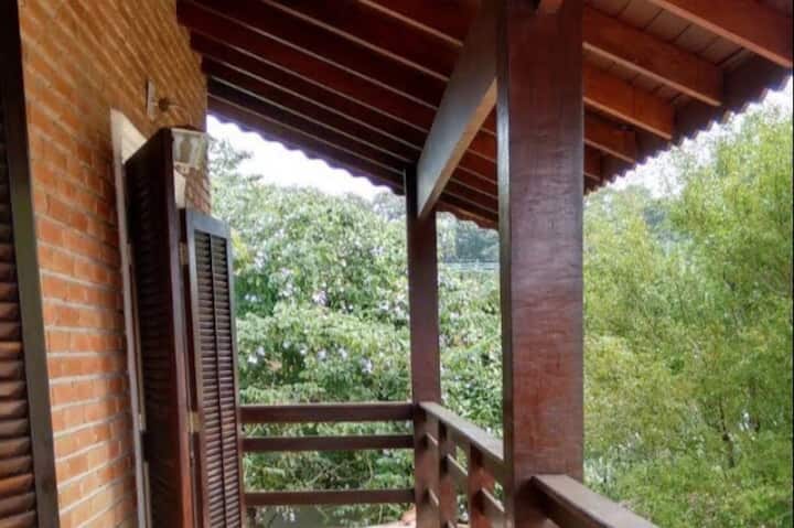 每间上层套房均设有专属阳台。 隐私和舒适是房源的亮点！