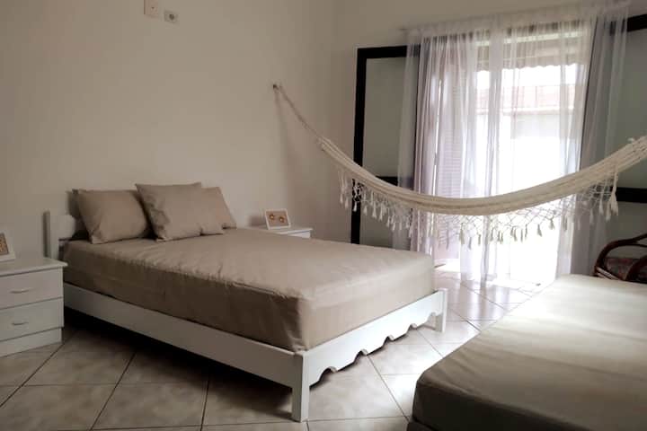 一楼套房设有柜台门，方便轮椅使用者进入。  除了扩大使用盒子的通道外，我们还在浴室区域安装了扶手，以接待有特殊需求的房客。  如需必要的调整，请联系我们。