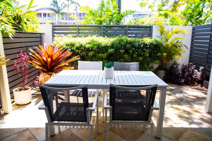 2 Bedroom Renovated Townhouse, Walk to Noosa River