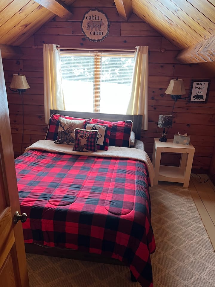 ロフトベッドルーム-クイーンサイズベッド