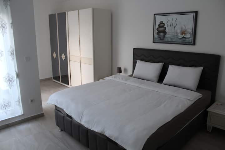 Chambre - Lit double et armoire