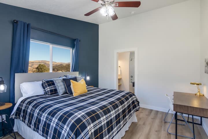 בחדר השינה הראשי יש שולחן/משרד. החלון הזה בלילה ממסגר בצורה מושלמת את הטבילה הגדולה!