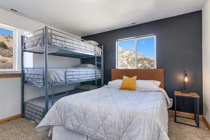 חדר השינה השני למעלה, שימו לב לנופים האלה!