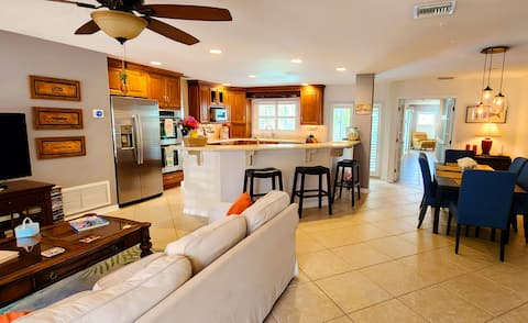 Successful Airbnb property: Book 2026 7 nights 10% off daily rate 100% 5 star in Sarasota