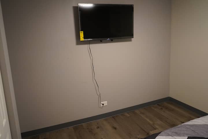 The 3rd  bedroom have a 40 inch TV! with netflix, youtube and pandora 
