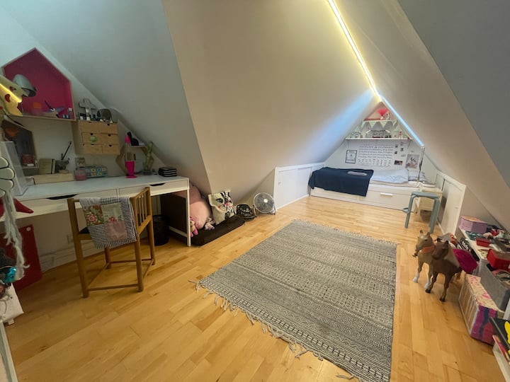 Chambre d'enfants au 1er étage avec lit double