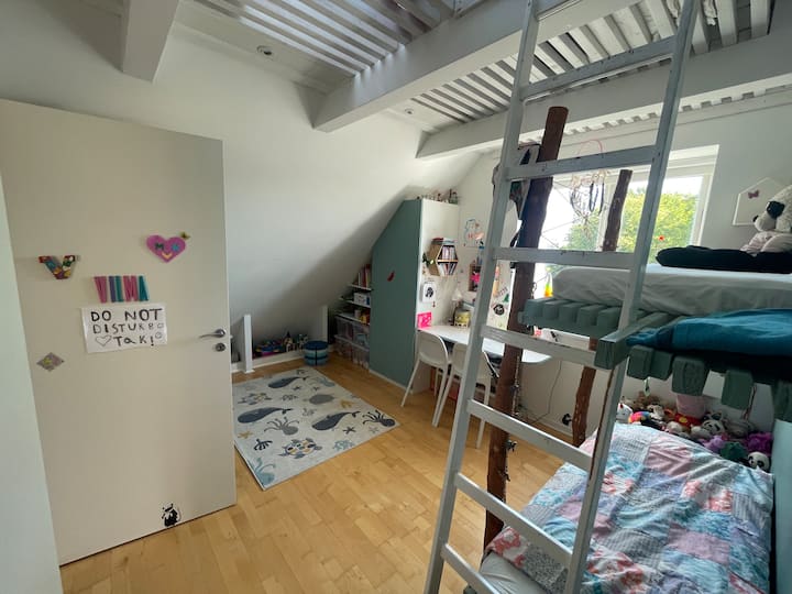 Chambre d'enfants au premier étage avec lits superposés