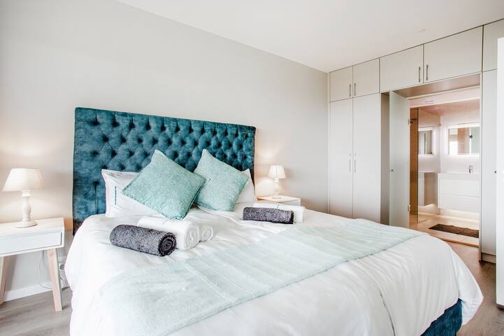 dolphin-beachhouse beachaccess&tablemountain view gallery image 2