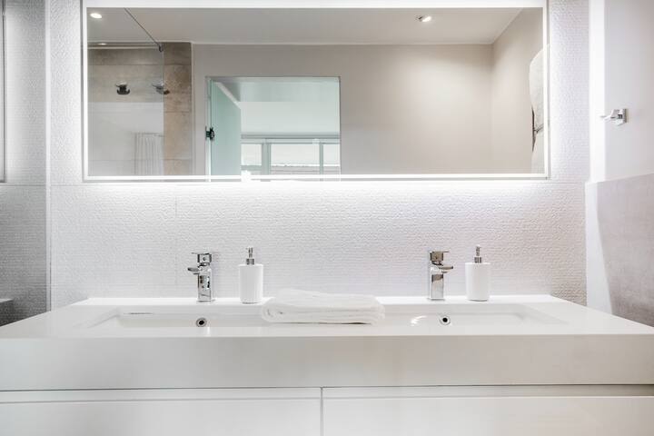 dolphin-beachhouse beachaccess&tablemountain view gallery image 3