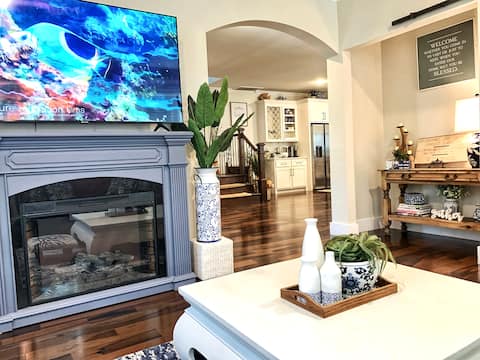 Sweet Escape Homes: Rustic Modern-1 min from lake