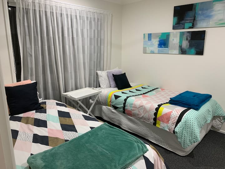 Dormitorio 2 con dos camas individuales tamaño king.