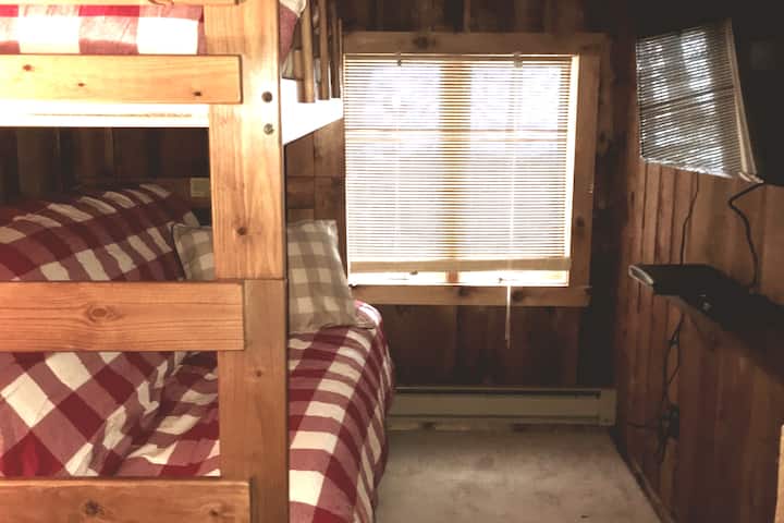 3. spavaća soba - futon u punoj veličini + krevet na kat. 32" Smart TV. za 3 osobe