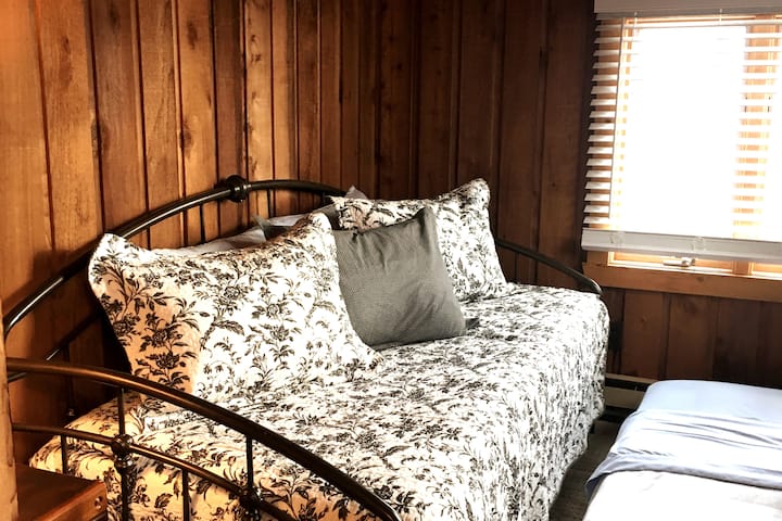 4th Bedroom- Day bed with pull out twin- Combine for Full