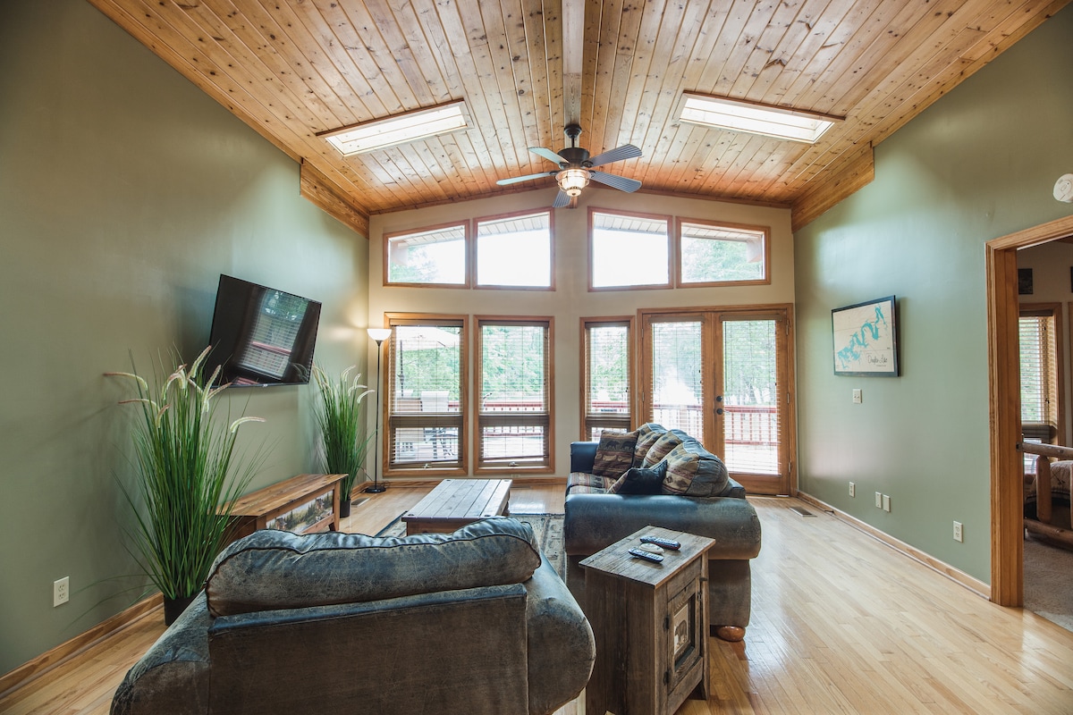 Popular Airbnb listing: Lake Front Chalet in Dandridge