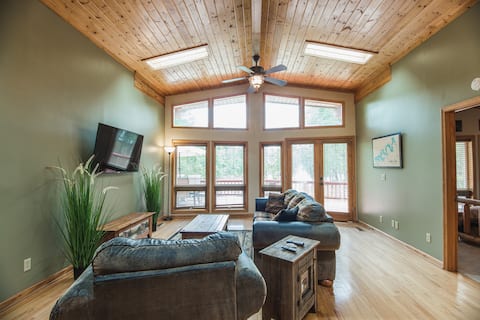 Popular Airbnb listing: Lake Front Chalet in Dandridge