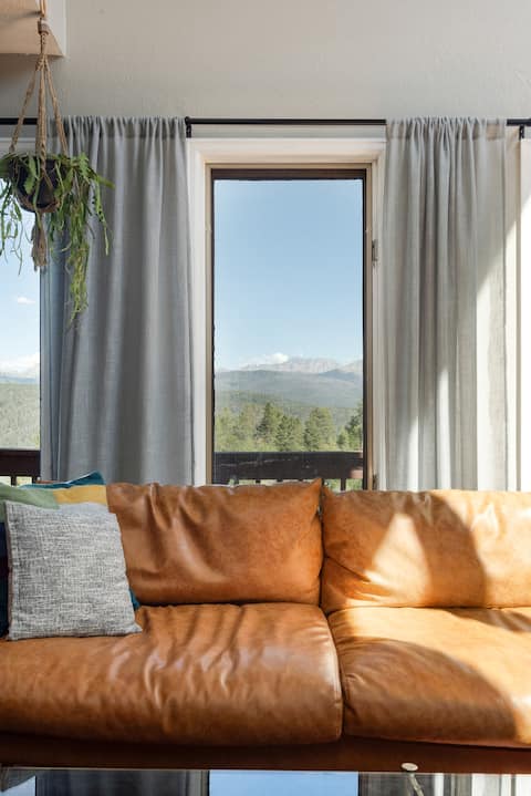 Cozy Winter Retreat Hot Tub, Sauna, Mountain Views