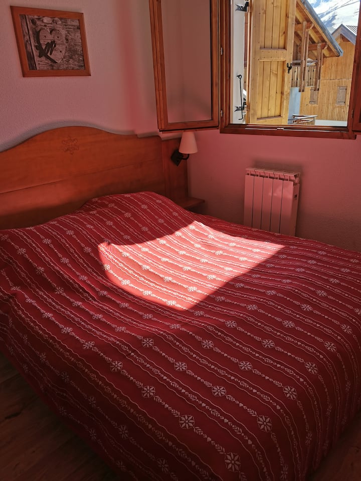Pár s jednou spálňou + šatníková skriňa