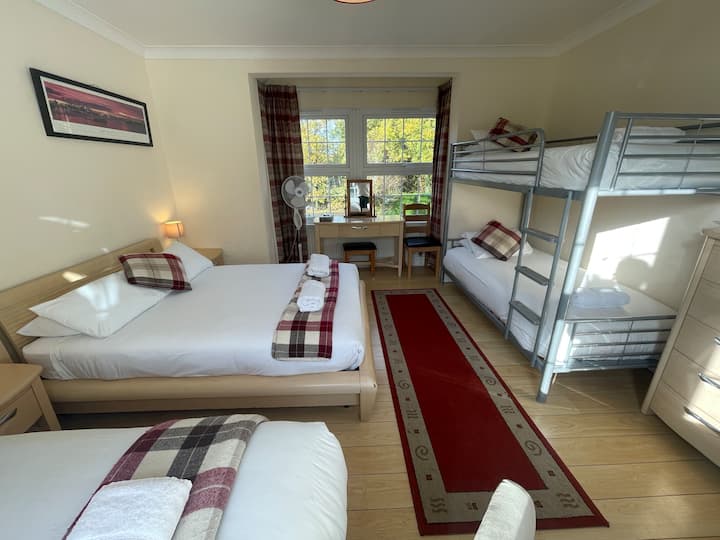 Room 6 Spacious Family Room. - Crawley