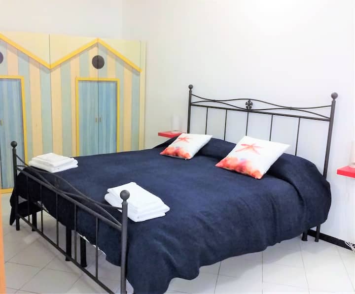  queen bed with blue bedspread