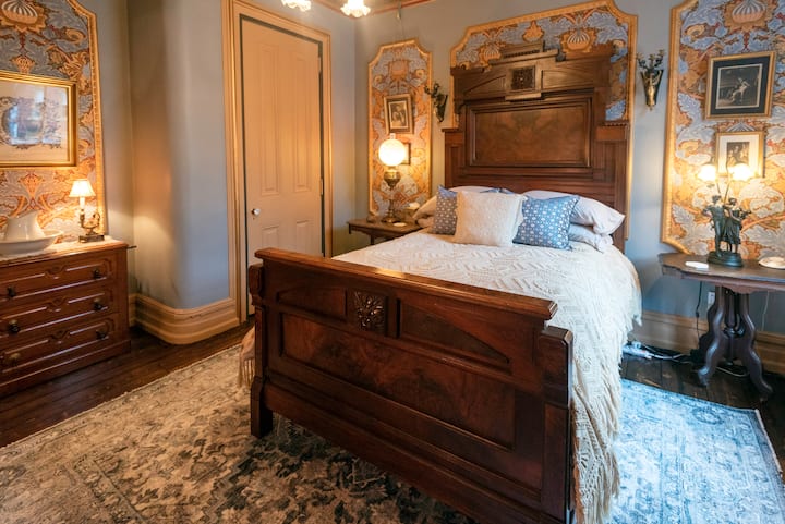 Ლურჯი და ოქროსფერი ფლიგელი. 152 × 203 სმ.