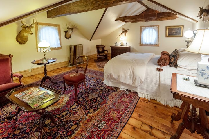 მე-3 სართულის საძილე ოთახები, ორადგილიანი საწოლი.