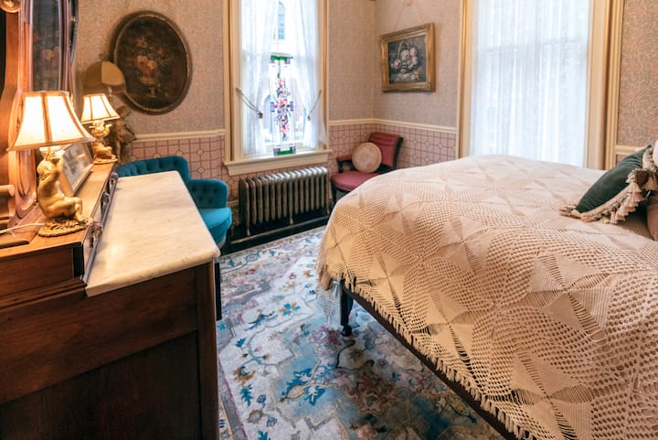 Ვინტაჟური ვარდების აპარტამენტი, ორადგილიანი საწოლი.