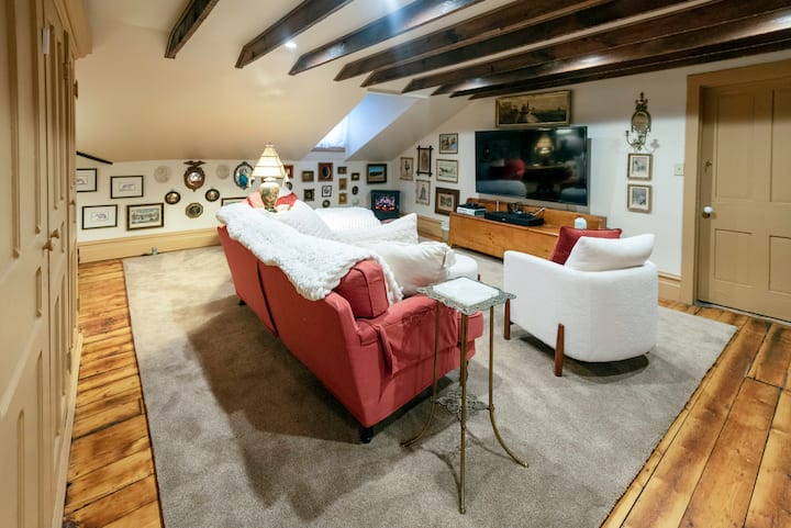 Magnificent Victorian Townhouse With Parking. - Lehighton, PA