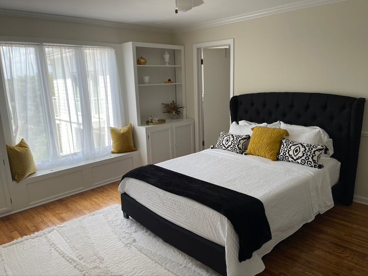 Оваа спална соба се наоѓа на левата страна од куќата.  Отворената врата води до бања со целосна големина.